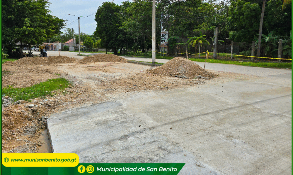 Trabajos de Bacheo Sobre la Calle Limítrofe de Colonia Itzá y Barrio ...